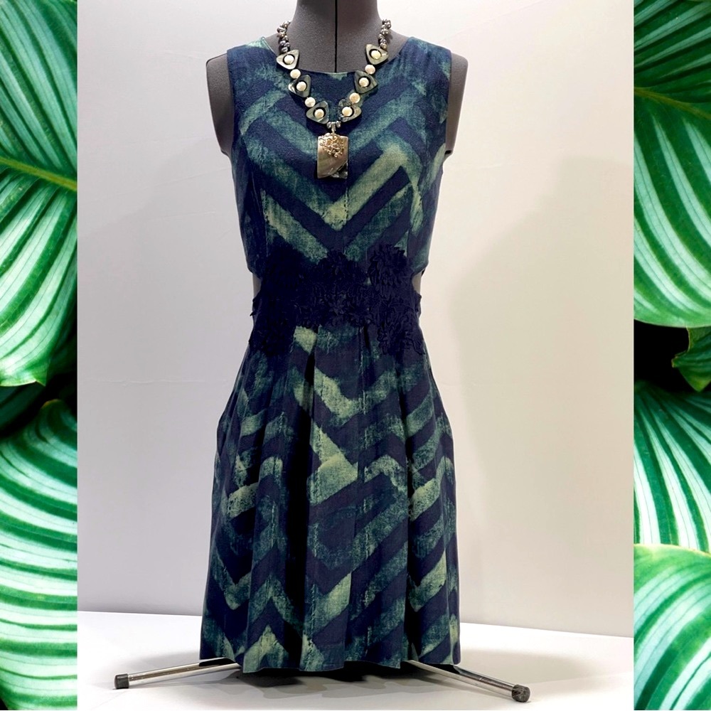 RACHEL Sleeveless Dress With Lace Side Cut-Outs & Pleats Dress Size 2